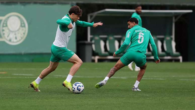 Agust&iacute;n Giay e Jeft&eacute; (D) durante treinamento na Academia de Futebol &ndash;