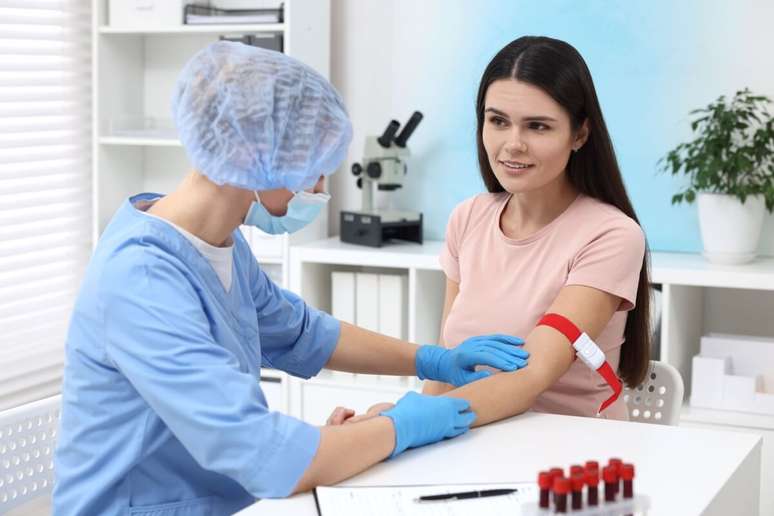 The complete bloodocromo contributes to the understanding of symptoms such as weakness, persistent fatigue and fragile nails 