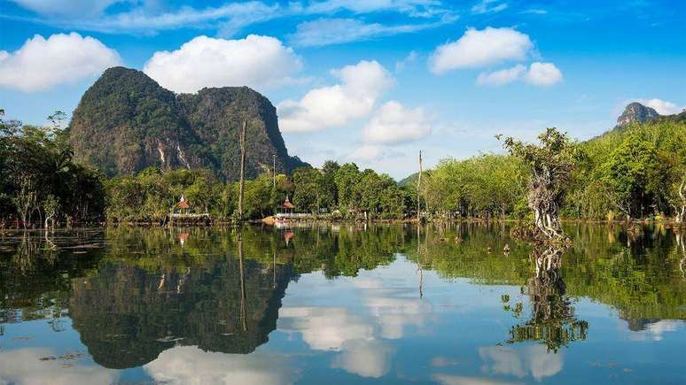 As lagoas e os rochedos de calc&aacute;rio da ba&iacute;a de Phang Nga, no sudoeste da Tail&acirc;ndia, fazem do local uma grande atra&ccedil;&atilde;o para visitantes aventureiros
