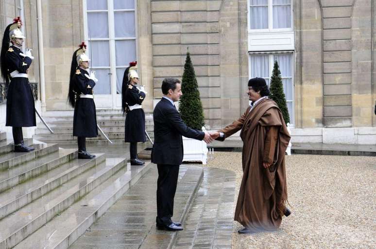 O presidente franc&ecirc;s Nicolas Sarkozy recebe Muammar Khadafi no Pal&aacute;cio do Eliseu em Paris em dezembro de 2007