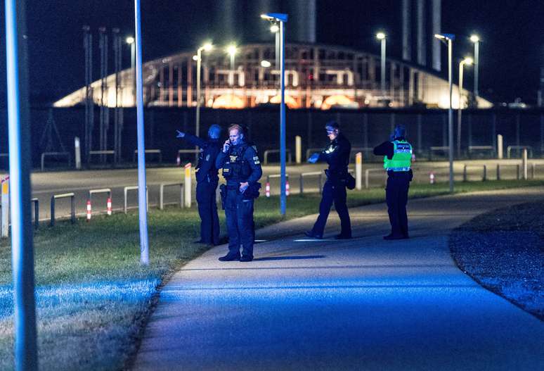 Policiais no Aeroporto de Copenhague na segunda-feira, 22