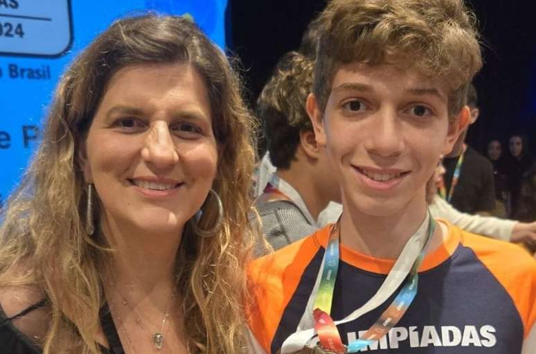 Estimulo de Theo vem da fam&iacute;lia, sobretudo da m&atilde;e, que &eacute; jornalista e formada em letras 