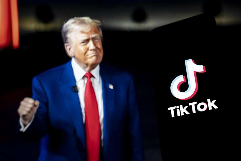 Donald Trump assina acordo de venda das operações do TikTok