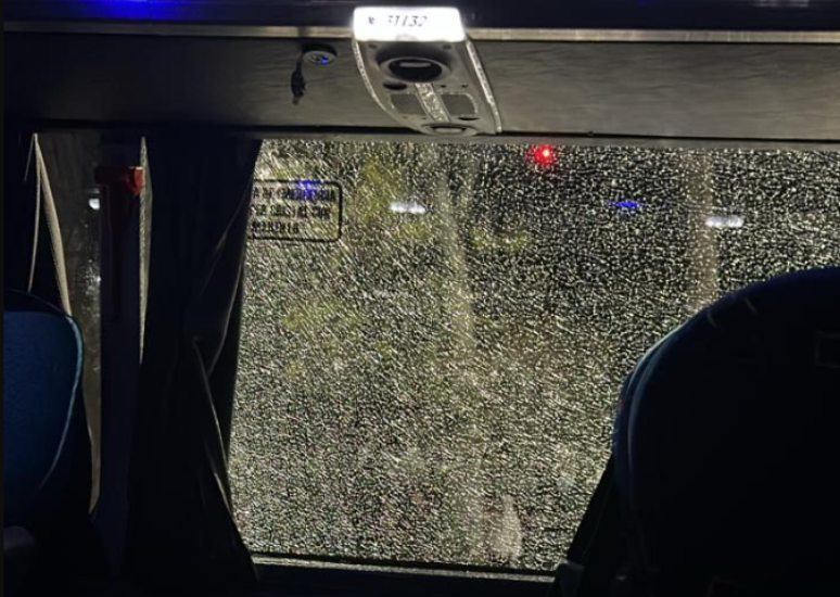 Ônibus do Flamengo é apedrejado em chegada a estádio para decisão pela Libertadores, na Argentina
