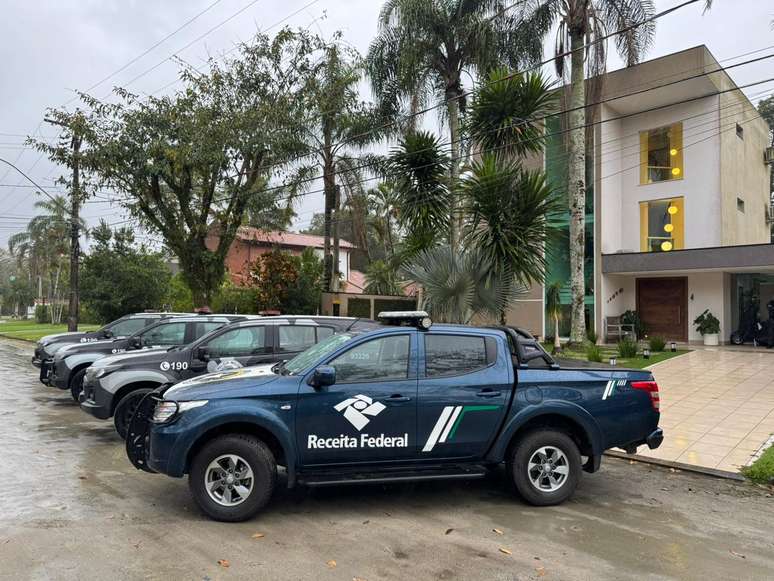 Equipes da Receita Federal durante operação realizada nesta quinta-feira, 25