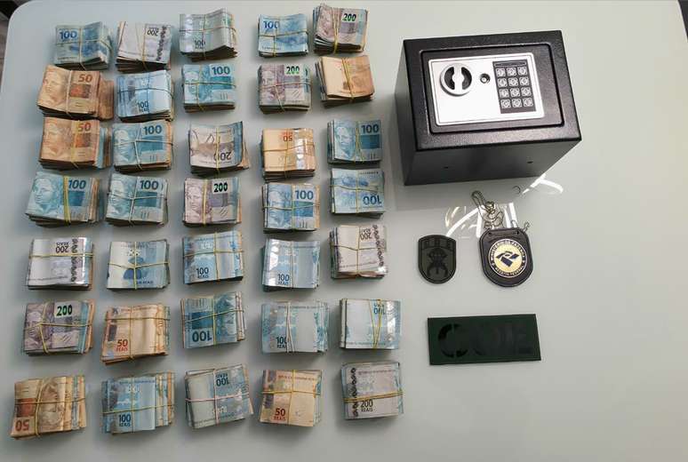 Dinheiro apreendido durante a Operação Spare, deflagrada nesta quinta-feira, 25