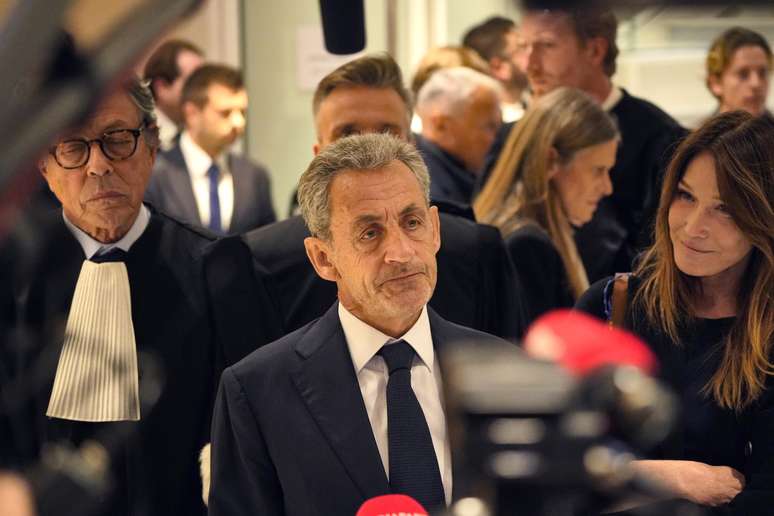 O ex-presidente francês Nicolas Sarkozy, acompanhado de sua esposa, Carla Bruni, discursa à imprensa após ser considerado culpado em 25 de setembro de 2025, em Paris, França. O ex-presidente francês Sarkozy é acusado de fazer um acordo com o ditador líbio Muammar Gaddafi para financiar sua campanha presidencial de 2007. O julgamento, que ocorreu de 6 de janeiro a 8 de abril de 2025, colocou o ex-presidente e 11 réus sob sérias acusações de corrupção, ocultação de desvio de verbas públicas líbias, financiamento ilegal de campanha e associação criminosa.