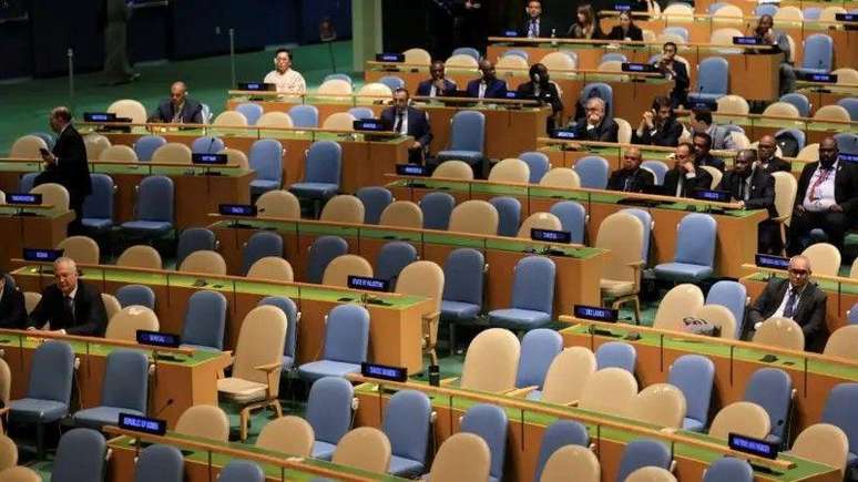 Cadeiras ficaram vazias na Assembleia da ONU após delegados de vários países abandonarem o local durante discurso de Netanyahu