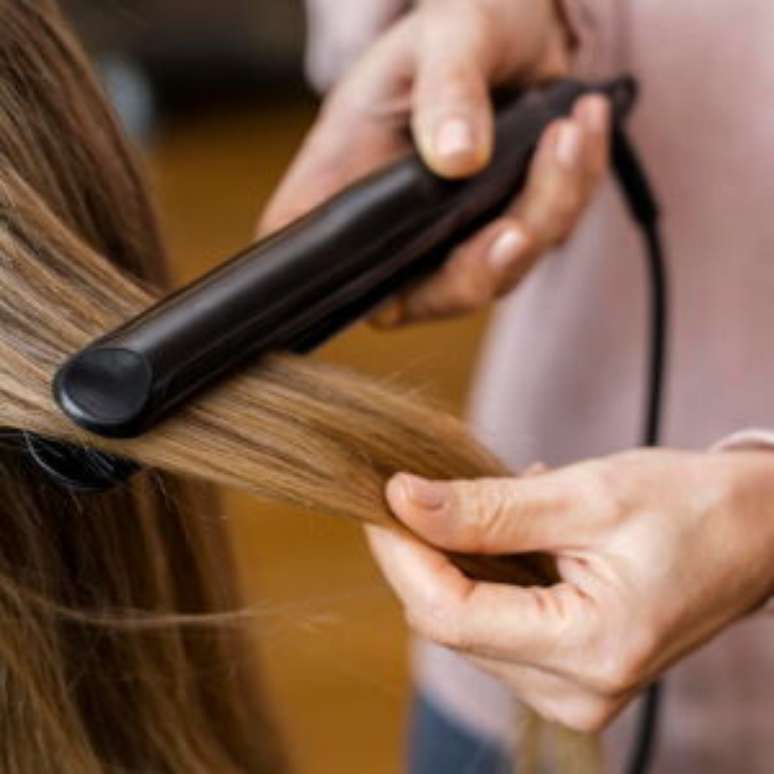 Natural makeup with apple cider vinegar to straighten the hair and remove the frizz effect