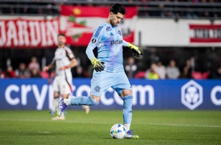 Jorginho observa o posicionamento de seus companheiros.  Fla vence nos pênatis e vai à semifinal da Libertadores.