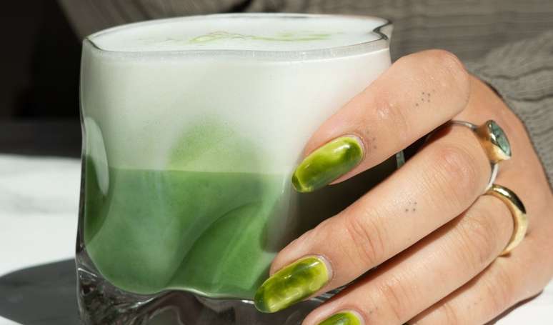 Matcha nails: essa cor de esmalte fora do óbvio vai virar sua queridinha na Primavera 2025.