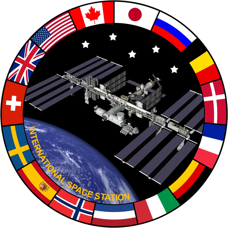 Um emblema com uma foto da ISS rodeada por um anel com as bandeiras dos pa&iacute;ses.