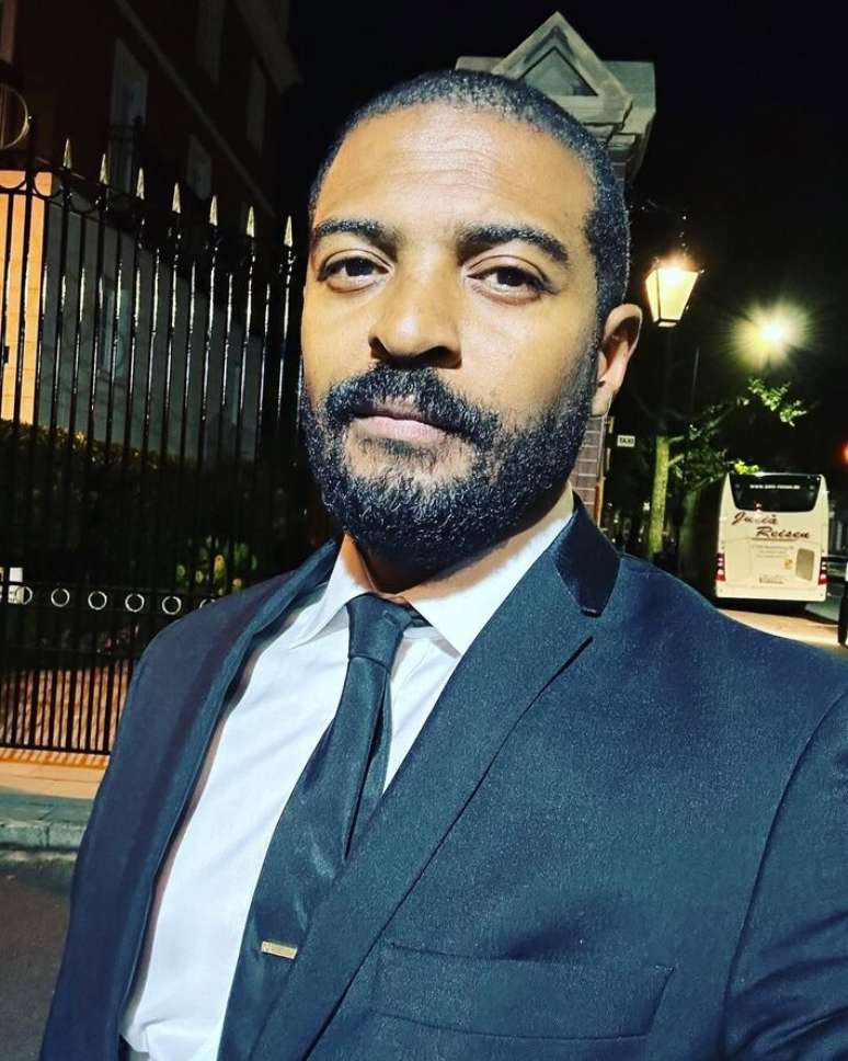 Polícia metropolitana realizou uma revista na casa de Clarke