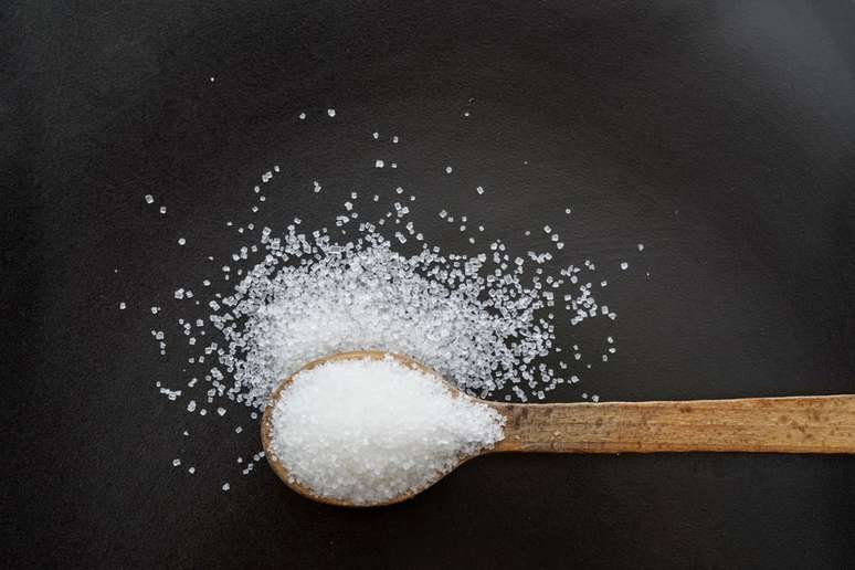 O banho de a&ccedil;&uacute;car pode ser feito para atrair felicidade e amor 