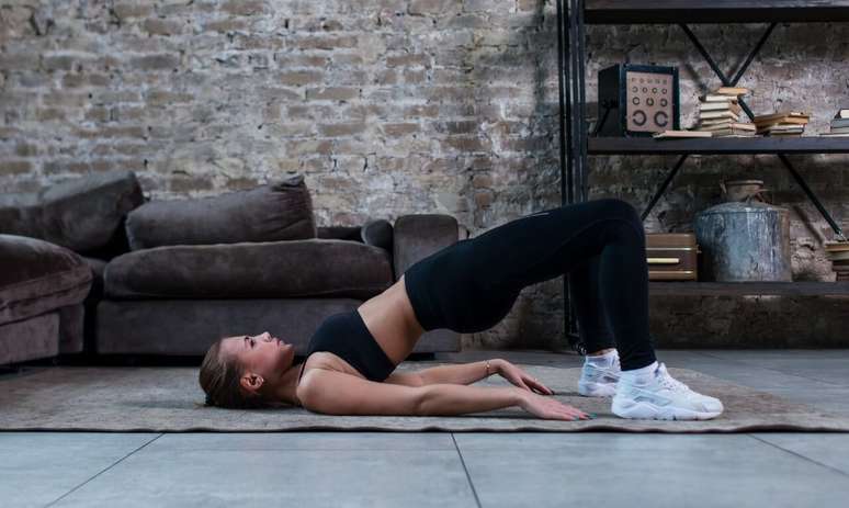 Eleva&ccedil;&atilde;o de quadril. Foto: Shutterstock