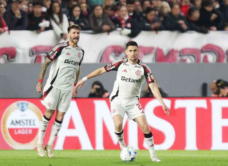 Jorginho observa o posicionamento de seus companheiros.  Fla vence nos pênatis e vai à semifinal da Libertadores.