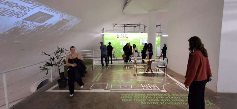 A marcação no chão da Bienal de Arquitetura mostra módulo adaptável de moradia. Projeto atende 60 famílias.