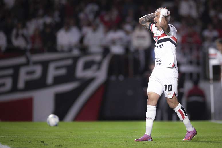 Luciano se desespera com gol perdido 
