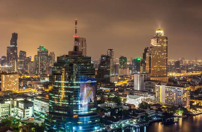 Um retrato do rei da Tail&acirc;ndia Maha Vajiralongkorn no rio Chaopraya em Bangkok, Tail&acirc;ndia, em 26 de abril de 2017