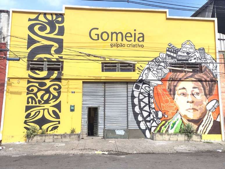 Fachada do Gomeia Galpão Criativo, em Duque de Caxias, Baixada Fluminense. Espaço está à venda.