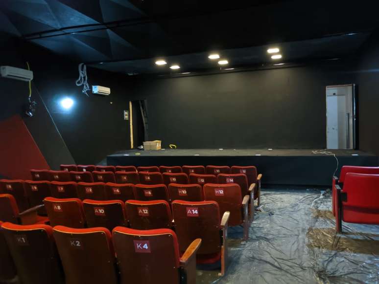 Sala de cinema inaugurada em janeiro de 2025 no Gomeia Galpão Criativo, em Duque de Caxias, Baixada Fluminense.