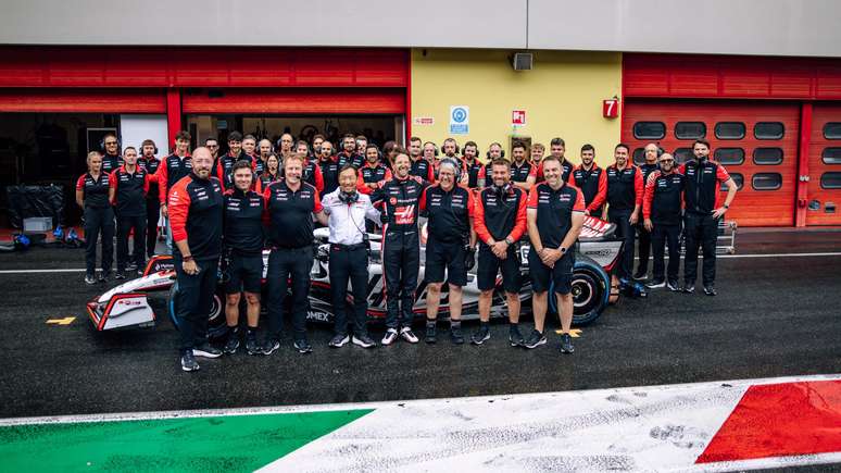 Romain Grosjean ao lado de toda a equipe da Haas durante testes 
