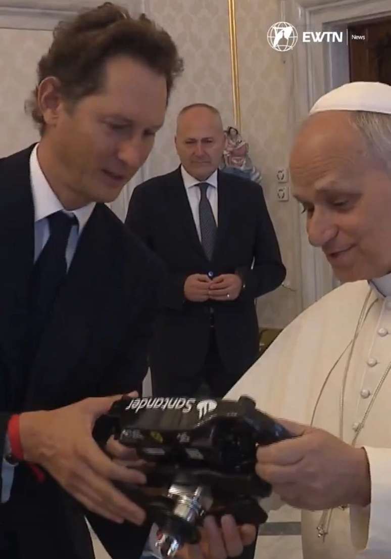 Papa Leão XIV recebe volante de Ferrari de John Elkann