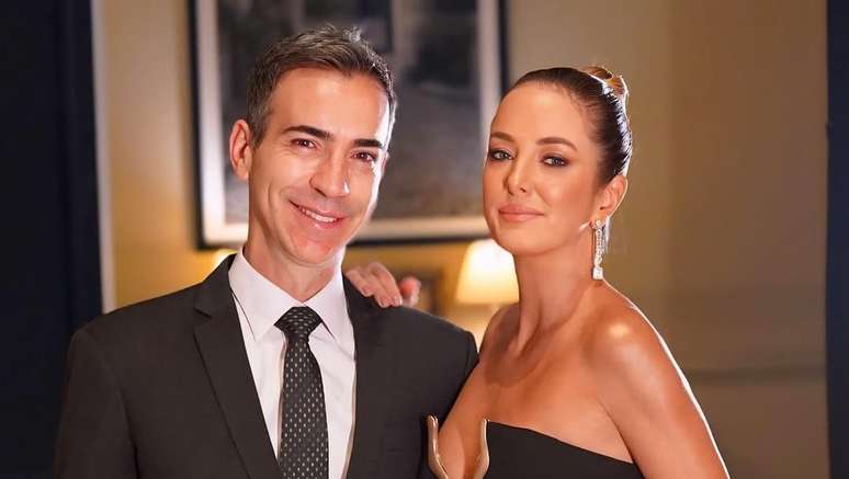 Tralli receives a surprise from Ticiane Pinheiro the day he takes over the leadership of the Jornal Nacional