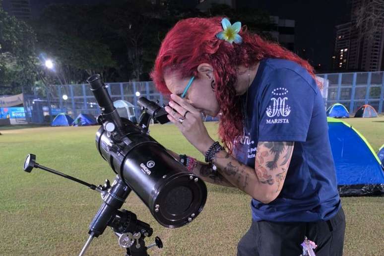 A professora brinca que seu sonho de criança de sair do planeta nunca passou
