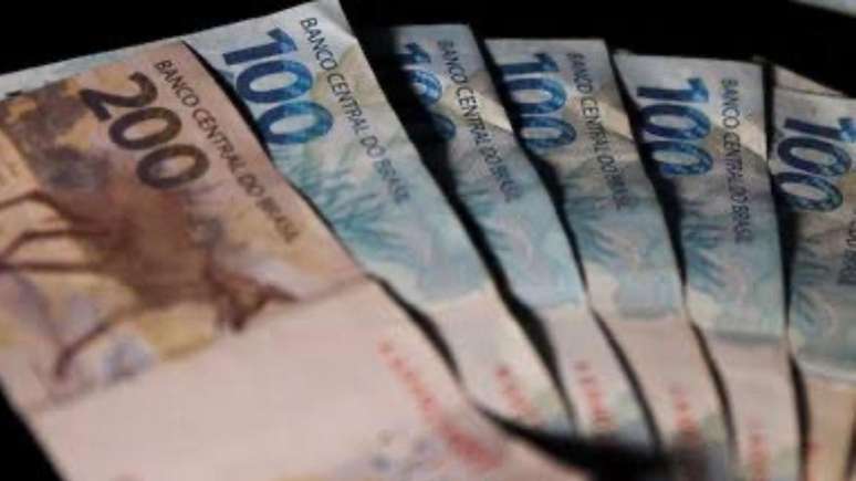 Os trabalhadores com carteira assinada e salário de até R$ 5 mil ao mês ficarão isentos do Imposto de Renda da Pessoa Física (IRPF). Hoje, está isento quem ganha até R$ 3,036 mil ao mês Os trabalhadores com carteira assinada e salário de até R$ 5 mil ao mês ficarão isentos do Imposto de Renda da Pessoa Física (IRPF). Hoje, está isento quem ganha até R$ 3,036 mil ao mês