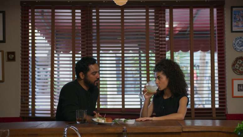 Mario Sérgio (Thomás Aquino) e Ana Clara (Samantha Jones) no bistrô que aparece toda hora em 'Vale Tudo'