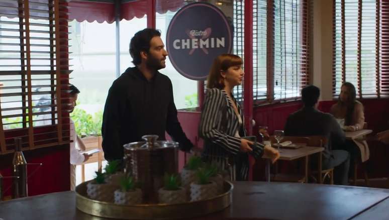 Afonso (Humberto Carrão) e Solange (Alice Wegmann) estão sempre no mesmo bistrô