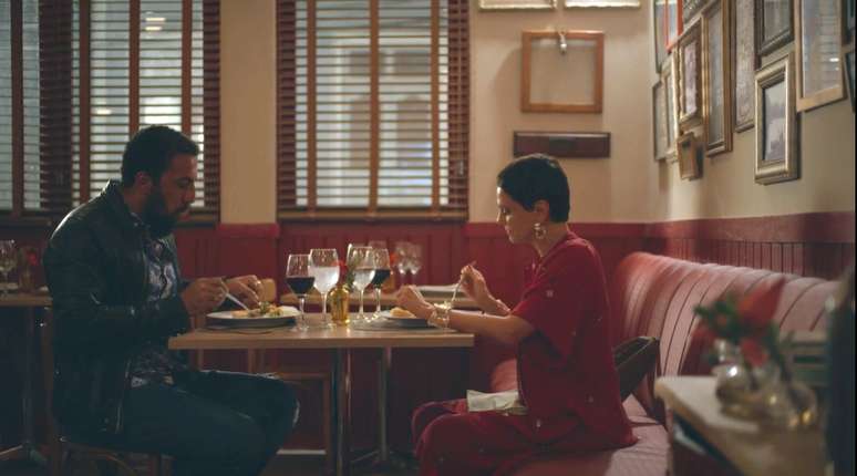 Celina (Malu Galli) também levou Olavo (Ricardo Teodoro) no mesmo restaurante 