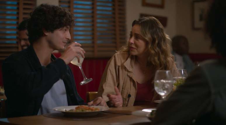 Tiago (Pedro Waddington) com Heleninha (Paolla Oliveira): as janelas com persianas já são conhecidas dos noveleiros atentos