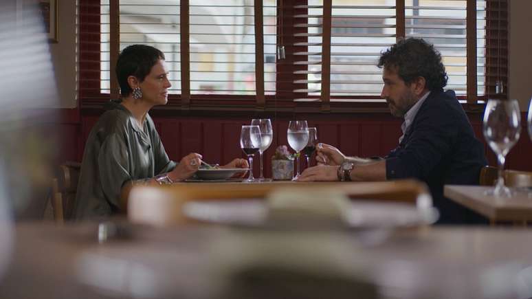 O bistrô é cenário das conversas de Celina (Malu Galli) e Esteban (Caco Ciocler)