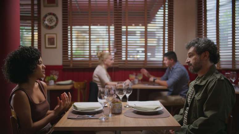 Fátima (Bella Campos) com Esteban (Caco Ciocler) no restaurante onipresente em 'Vale Tudo'