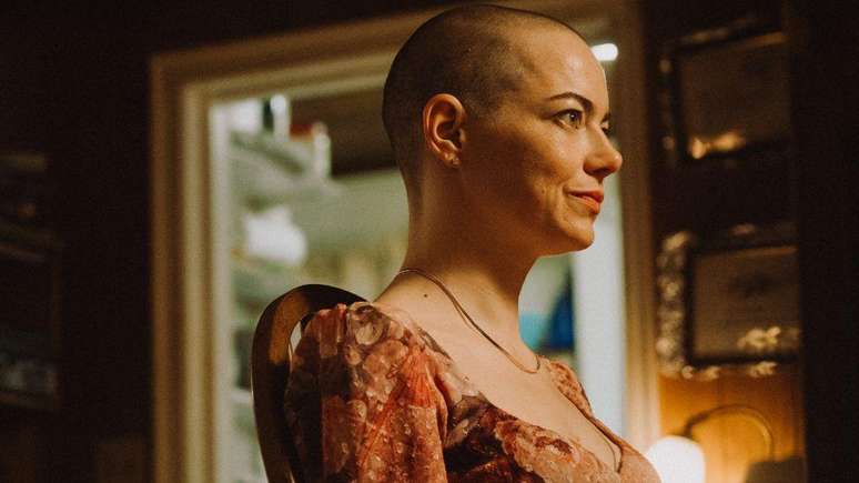 Emma Stone raspou a cabe&ccedil;a para Bugonia, sua quarta colabora&ccedil;&atilde;o com o diretor Yorgos Lanthimos