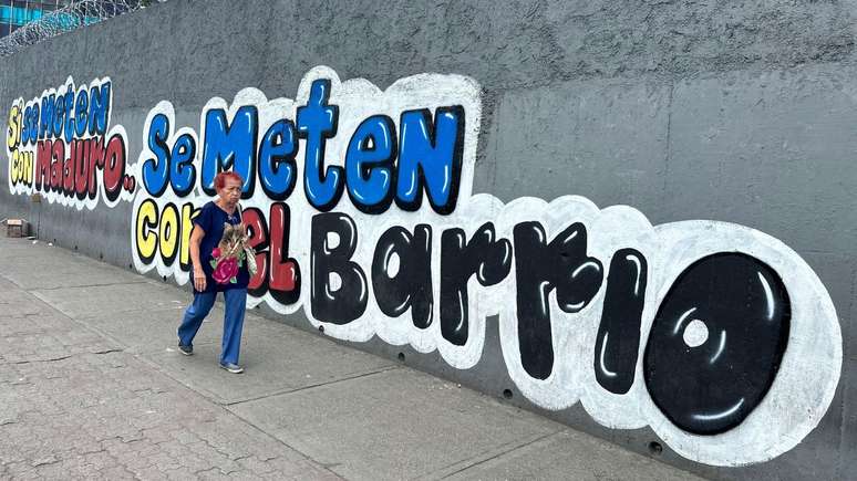 "Se mexerem com Maduro, mexem com o bairro", diz um mural em Caracas.