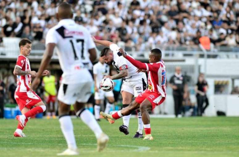 Ponte vai ao ataque, mas a defesa do Náutco está atenta. No fim do jogo, 1 a 1.