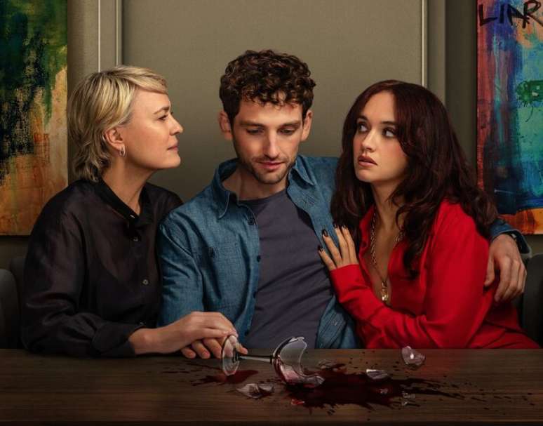 Em 'A Namorada Ideal', mãe (Robin Wright) e namorada (Olivia Cooke) disputam atenção de Daniel (Laurie Davidson) em jogo de intrigas e mentiras