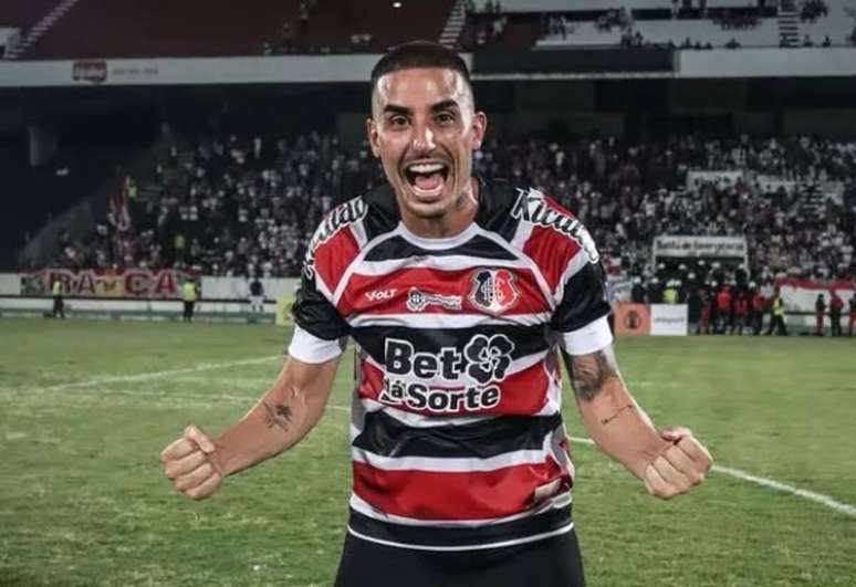 Thiago Galhardo est&aacute; confirmado no ataque do Santa Cruz.
