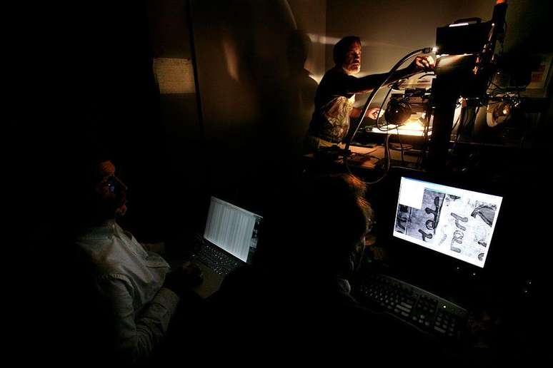 Quando o palimpsesto de Arquimedes chegou ao Museu Walters em Baltimore, finalmente foi possível analisá-lo com tecnologia mais moderna e revelar o que antes estava escondido.