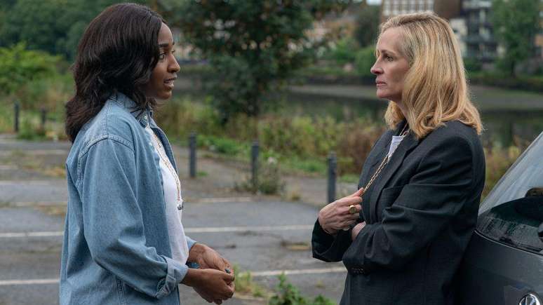 Ayo Edebiri (&agrave; esquerda) conta &agrave; sua professora (Julia Roberts) que foi estuprada por outro professor