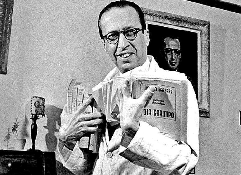 Manuel Bandeira publicou Poema Tirado de uma Notícia de Jornal em 1925, no jornal A Noite. Em 1930, saiu em Libertinagem, um clássico.