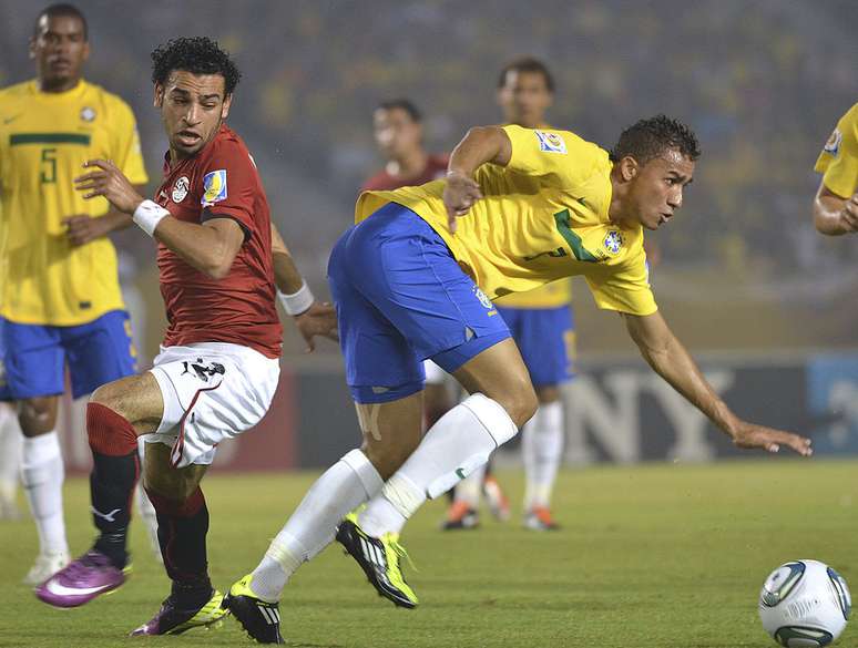 Danilo e Mohamed Salah, do Egito, na Copa do Mundo Sub-20 de 2011