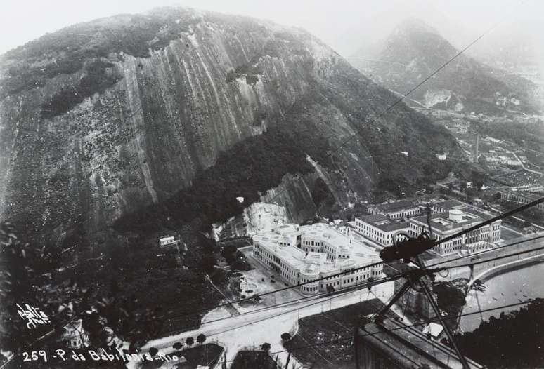 Vista do Morro da Babilônia no início do século 20. Dialogar com a cultura popular fez a literatura brasileira se modernizar.