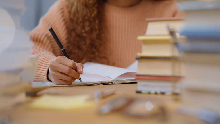 A doação feita por Sylvia Bloom foi empregada para fornecer bolsas de estudos a jovens necessitados de Nova York A doação feita por Sylvia Bloom foi empregada para fornecer bolsas de estudos a jovens necessitados de Nova York