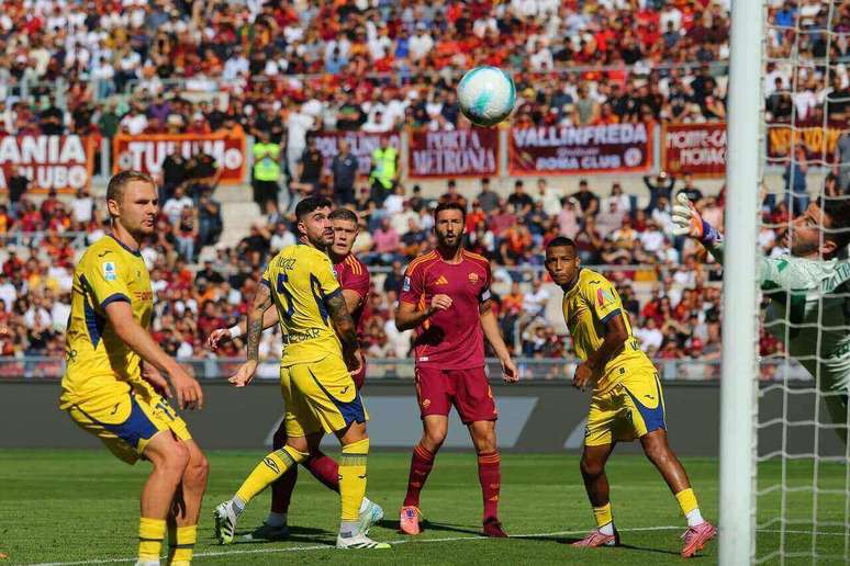 Dovbyk cabeceia e fez o primeiro gol da Roma sobre o Verona Dovbyk cabeceia e fez o primeiro gol da Roma sobre o Verona