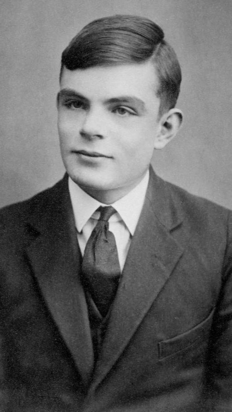 O criptoanalista Alan Turing, responsável por decifrar o código secreto das mensagens nazistas na Segunda Guerra Mundial, foi processado por comportamento homossexual em 1952 O criptoanalista Alan Turing, responsável por decifrar o código secreto das mensagens nazistas na Segunda Guerra Mundial, foi processado por comportamento homossexual em 1952