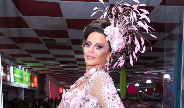 Viviane Araujo foge do vermelho em noite de pré-carnaval no Salgueiro com Bruna Griphao, Carol Nakamura e mais famosas.